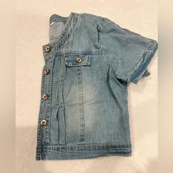 Cropped jean jacket.. lightweight denim with short sleeves. Missing one button! - Picture 3 of 3